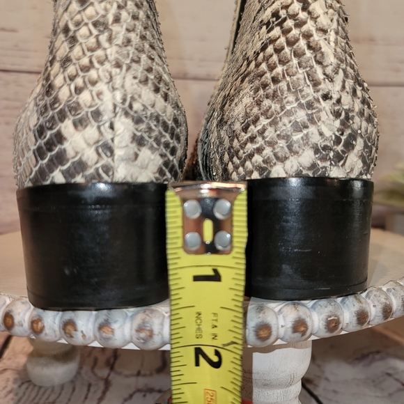 Marc Fisher MLYALE Women's Cream & Gray Snakeskin Leather Ankle Bootie Size 7.5M - Picture 9 of 12